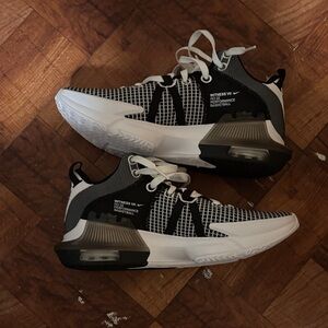 Nike Men's Black and White Athletic Shoes